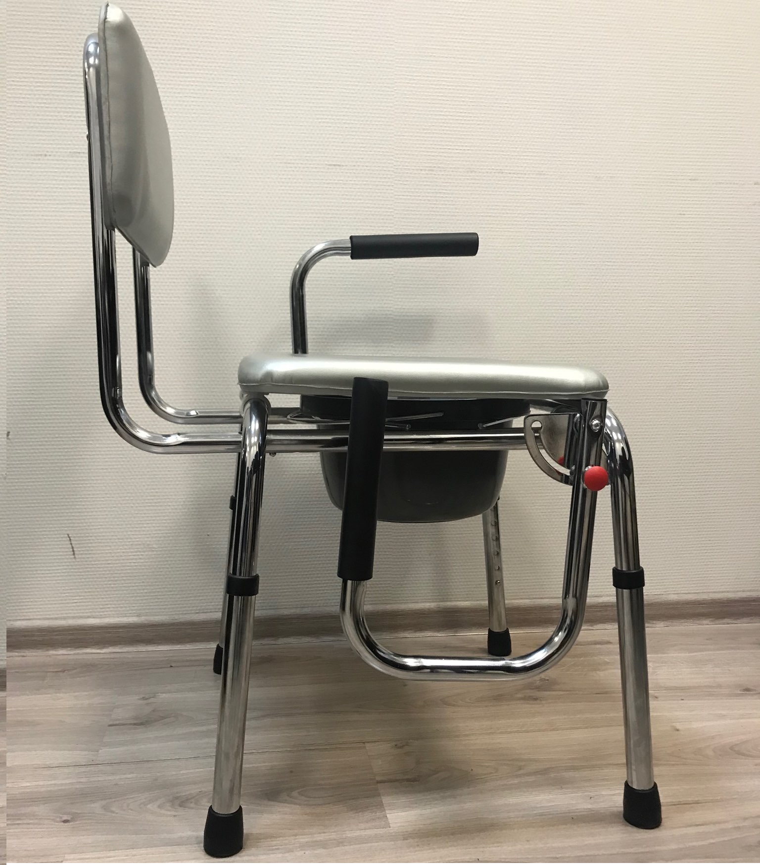 Кресло-туалет с откидными поручнями CSC33