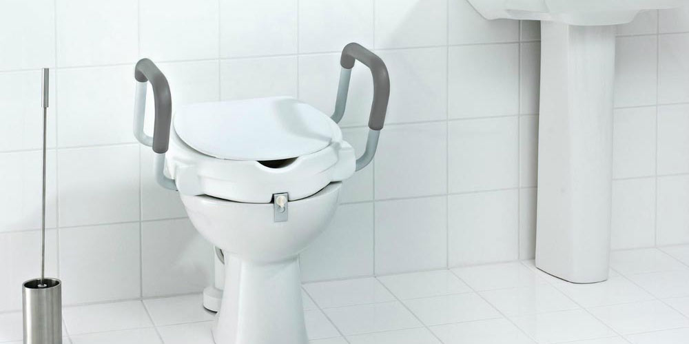 Насадка на унитаз для инвалидов с поручнями и крышкой