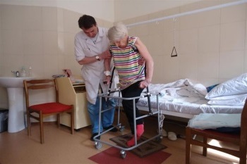 Как выбрать ходунки для пожилых людей с переломом шейки бедра