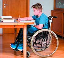 Детская кресло-коляска с механическим приводом