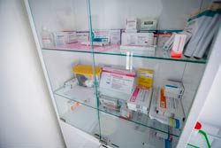 Шкаф для хранения медикаментов со стеклом