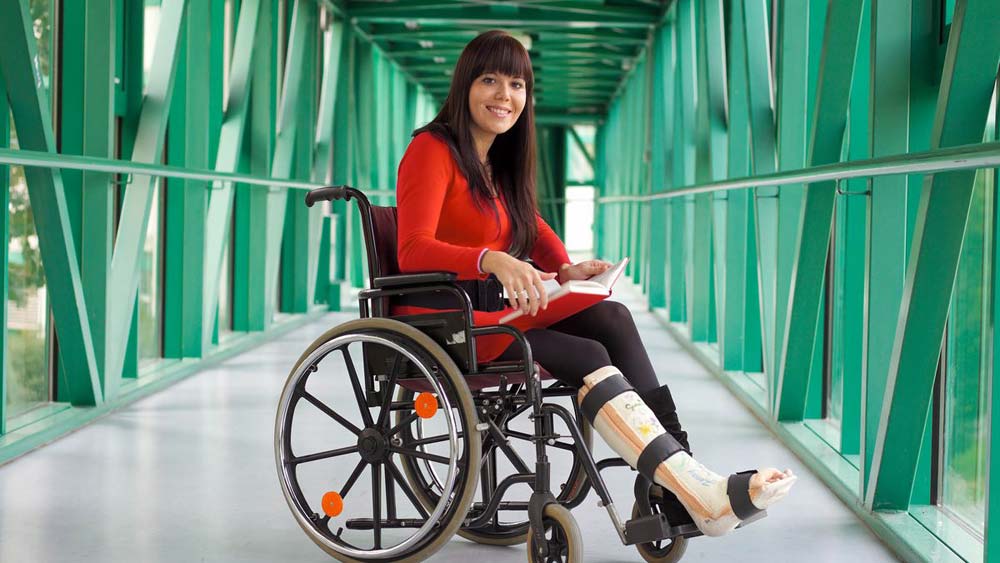 Стандартная инвалидная коляска для дома и улицы