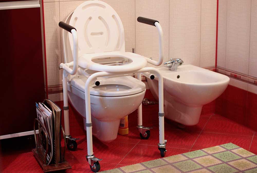 Использование кресло-туалета над унитазом