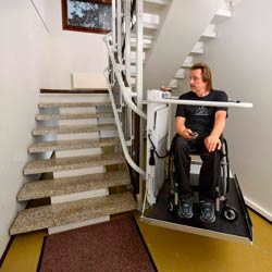 Наклонный подъемник для инвалидов с криволинейной траекторией движения