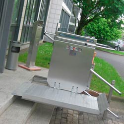 Наклонный подъемник для инвалидов с платформой для улицы