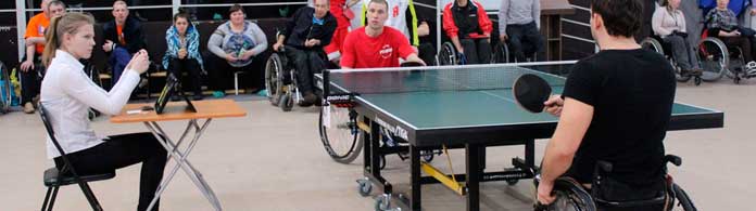Игра в настольный теннис на активных инвалидных колясках