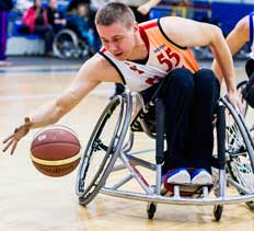 Спортивная инвалидная коляска для баскетбола