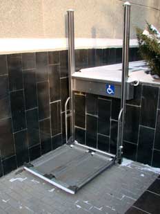 Вертикальная подъемная платформа для инвалидов открытого типа